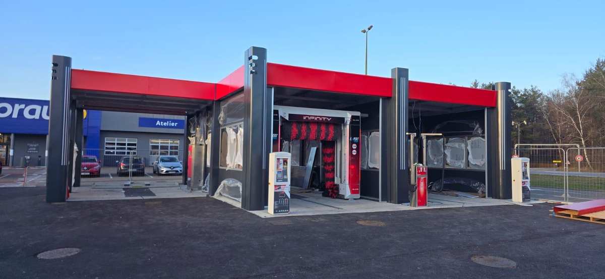 Vue d'ensemble station Exepxion en construction parking Norauto
