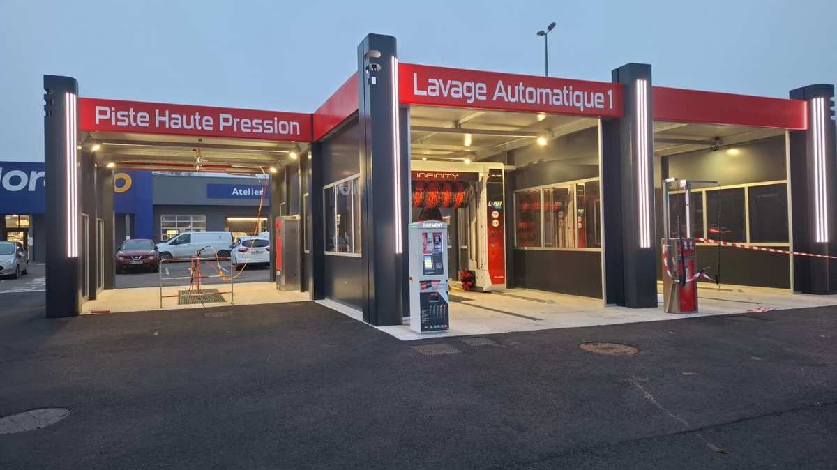 Station Exepxion vue de face avec enseignes Piste Haute Pression et Lavage Automatique