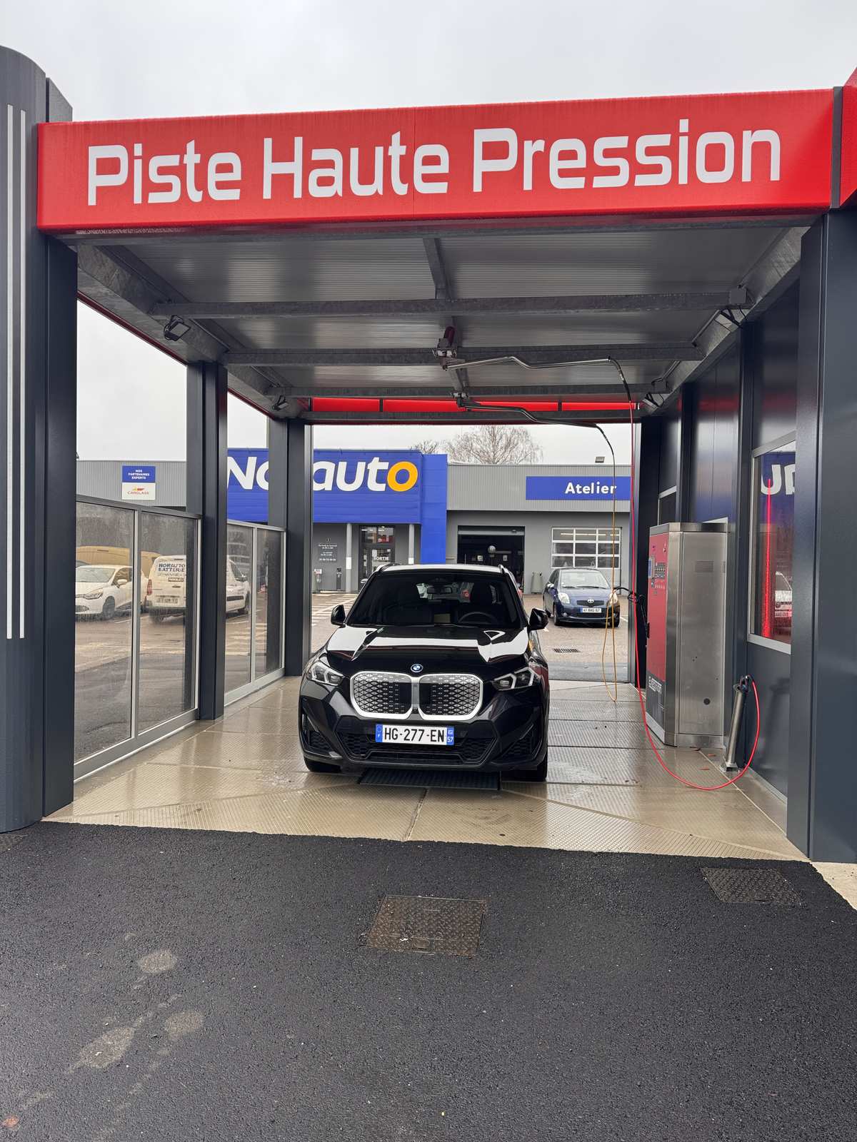 Piste haute pression BKF avec véhicule en lavage