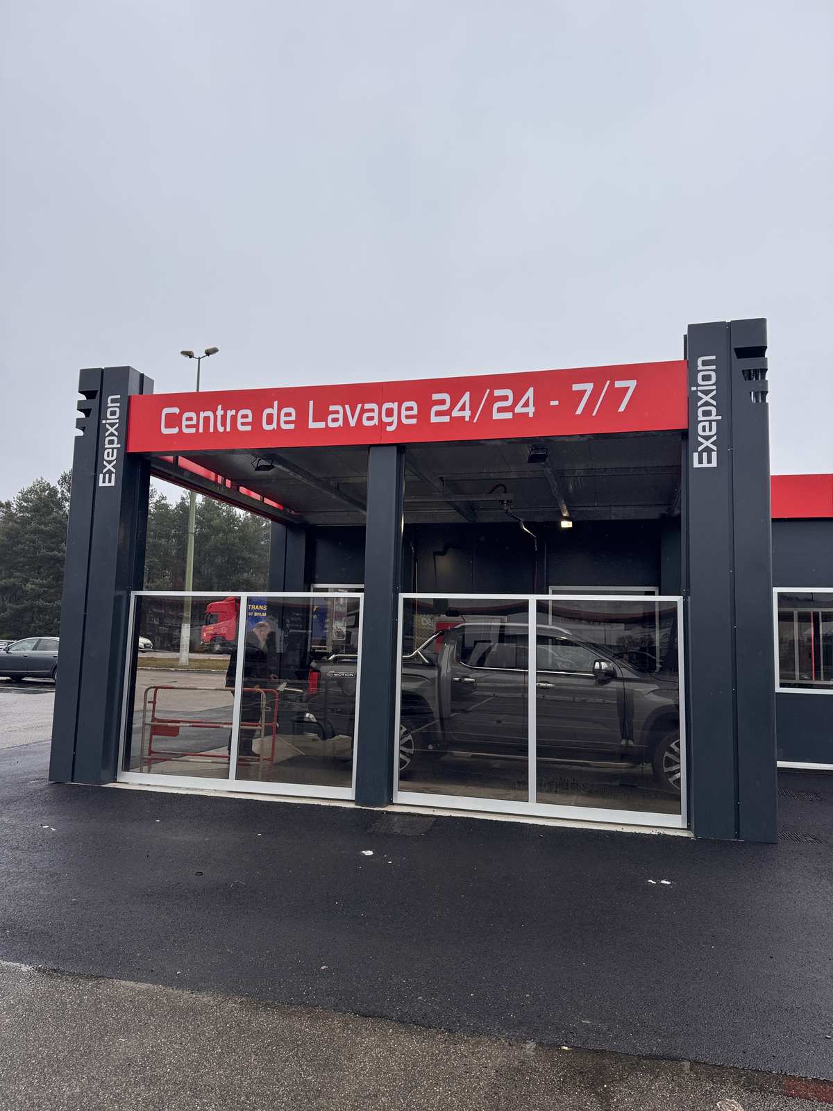 Portique Elios avec voiture en cours de lavage automatique