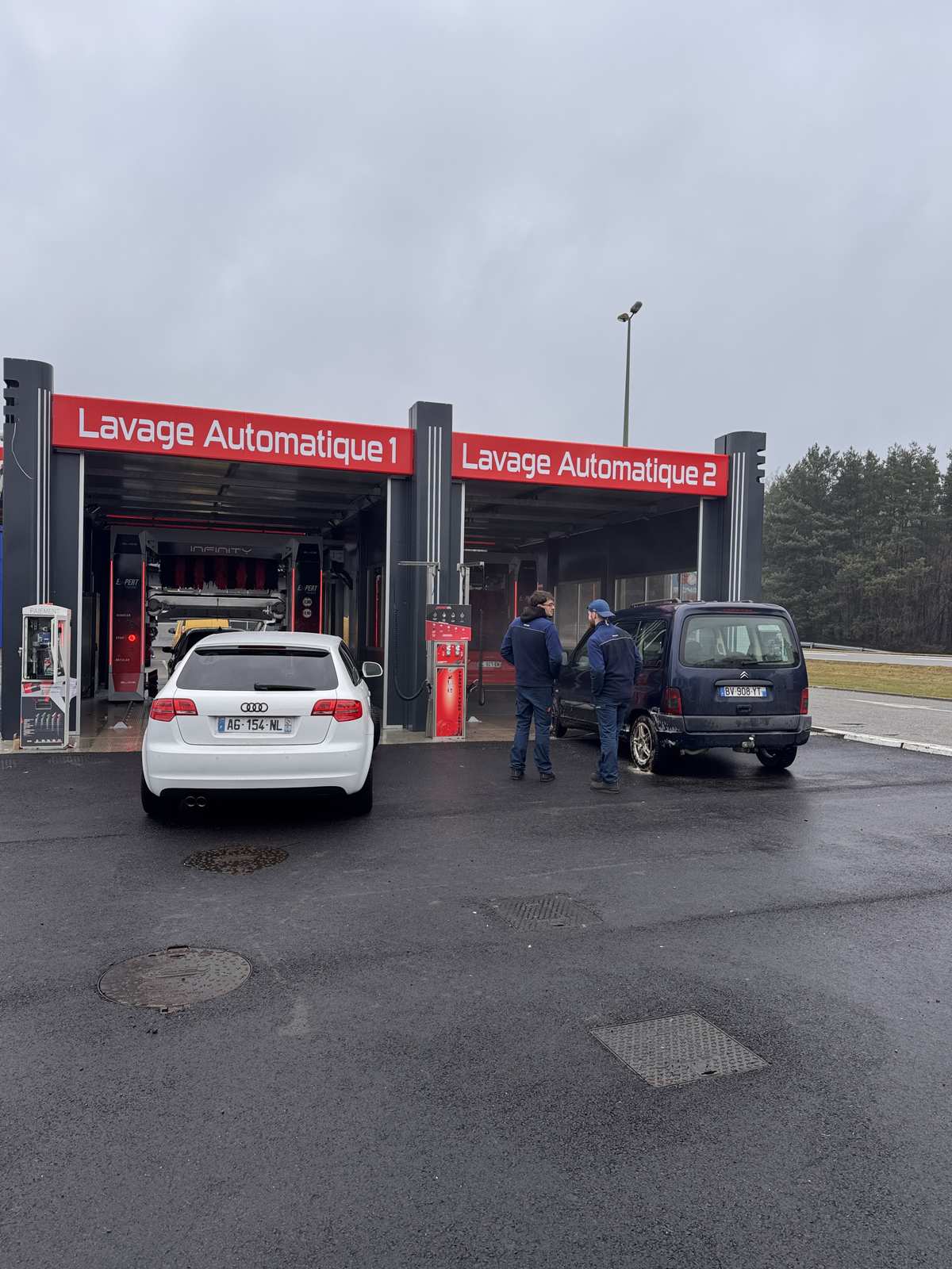 Portiques automatiques en activité avec clients