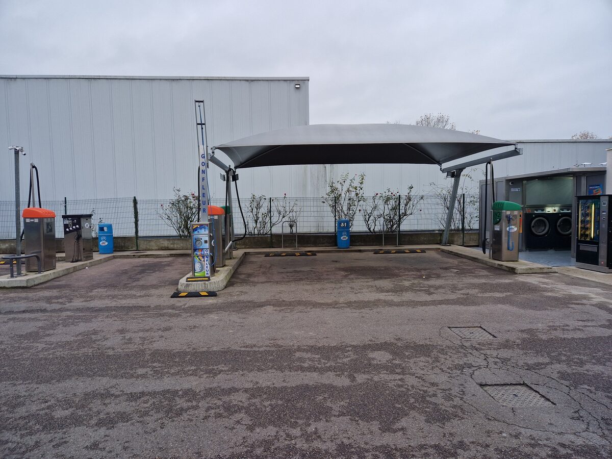 Portique de lavage en action - Station Shiny Wash Expertise Lavage Auto
